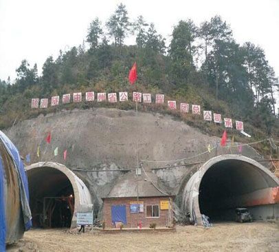 微型混凝土泵，四川松潘隧道施工紀(jì)實(shí)